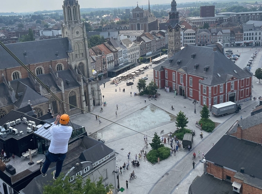 Zip-lijn vanaf de abdijtoren tijdens OMD
